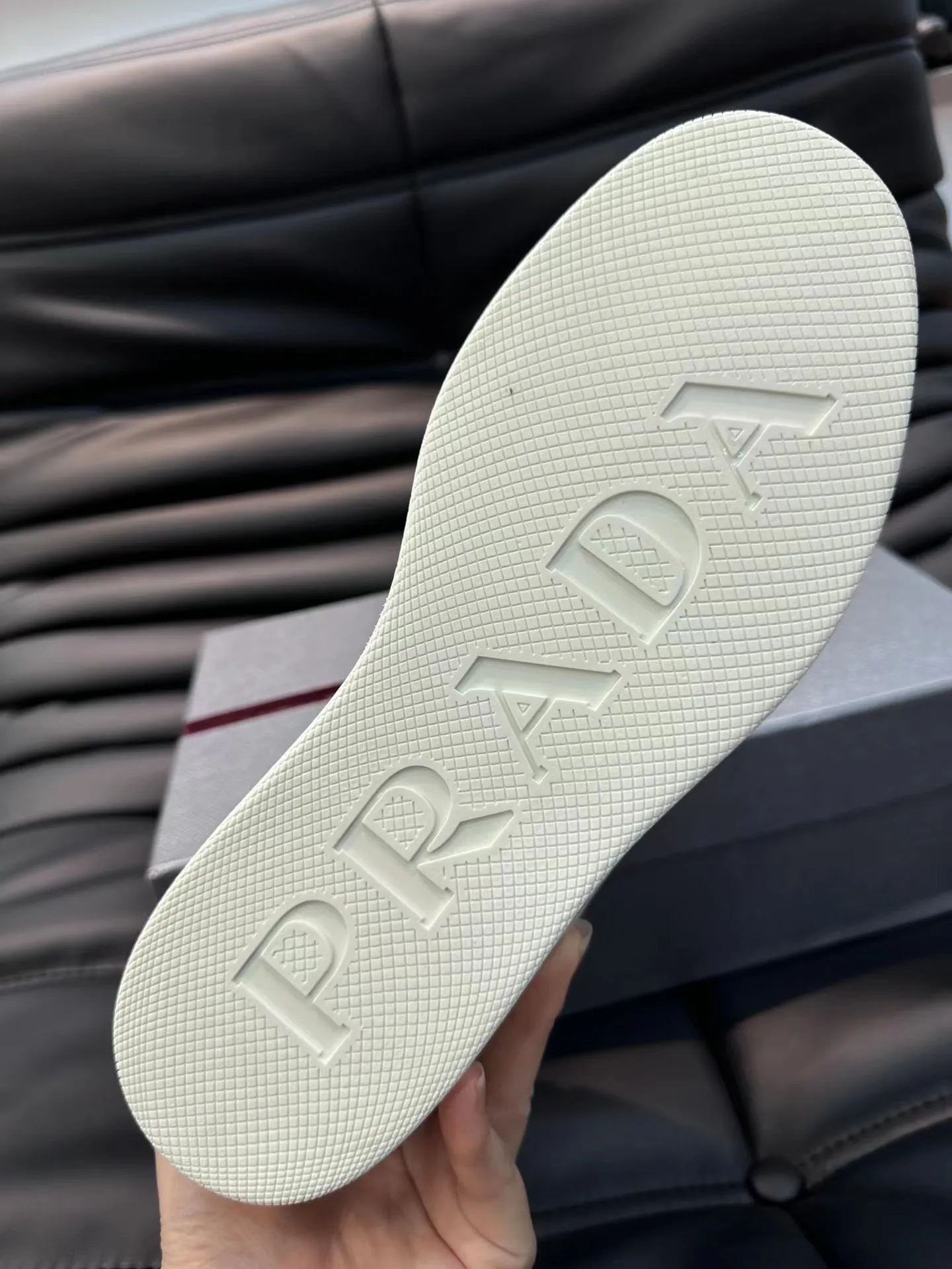 P420 38-45 Prada Prada’s new men’s leather sneakers, the highest version on the market, any comparison is welcome🆚! The original leather has excellent texture and is super high-end! Fetal sheep net lining imported from Italy, removable pad! Luxurious materials and fine workmanship, highly recommended!